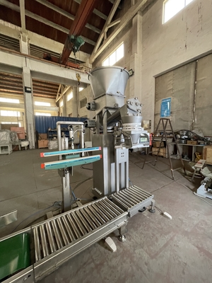 Macchina semiautomatica per il confezionamento in polvere di 5-10 kg per la triturazione di noci di cocco